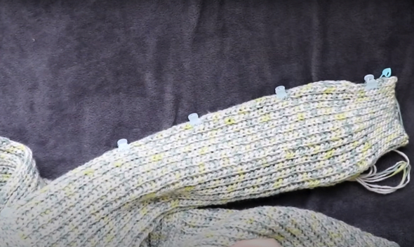 バラバラのパーツを同じ毛糸でつなげます