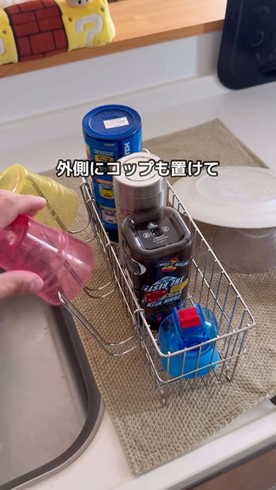 無印良品のステンレスラックとフックに水筒とコップをしまったところ