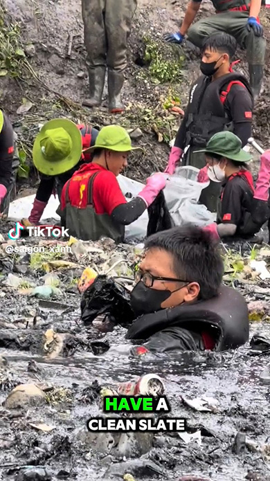 安全のためにライフジャケットを付けて清掃