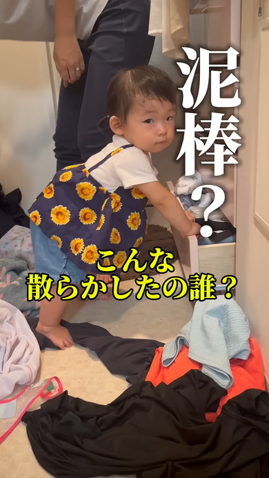 タンスで何かを探している1歳の女の子