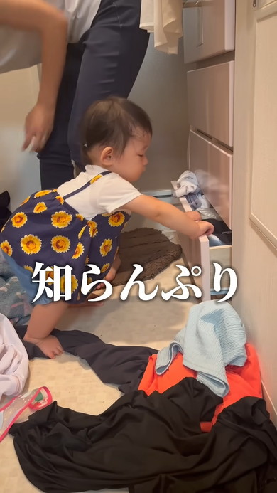 タンスで何かを探している1歳の女の子