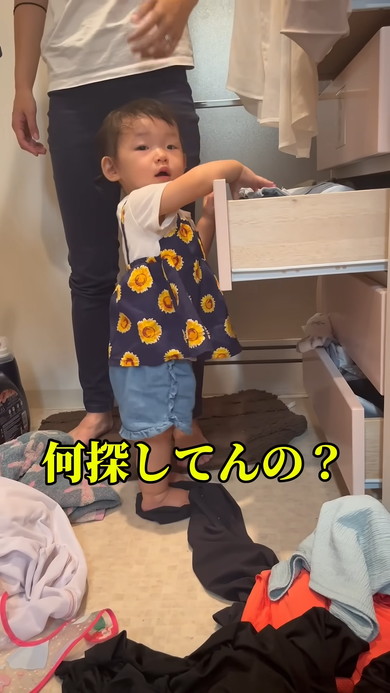タンスで何かを探している1歳の女の子
