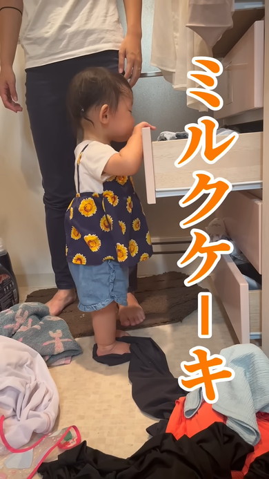 ミルクケーキを探している1歳の女の子