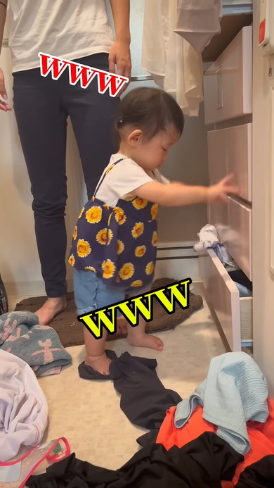 ミルクケーキを探している1歳の女の子
