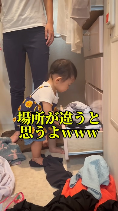 ミルクケーキを探している1歳の女の子