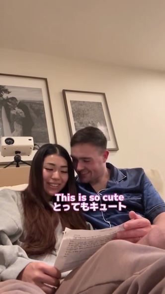 ベッドで手紙を見る2人