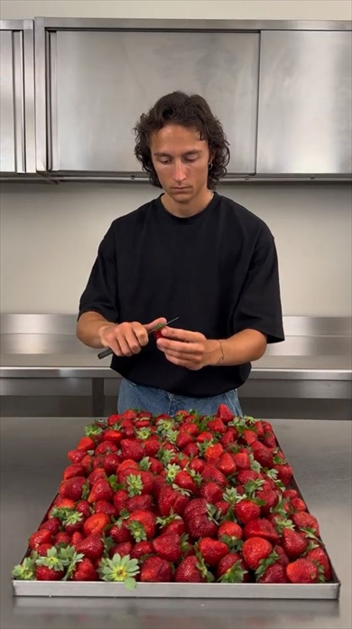 イケメンシェフの菓子作り