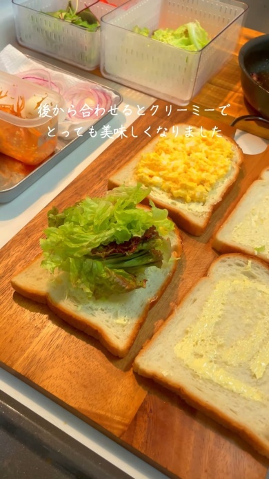 レタスとたまごサラダをしいて