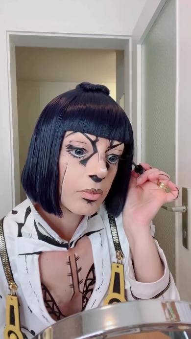 メイクをするブチャラティ