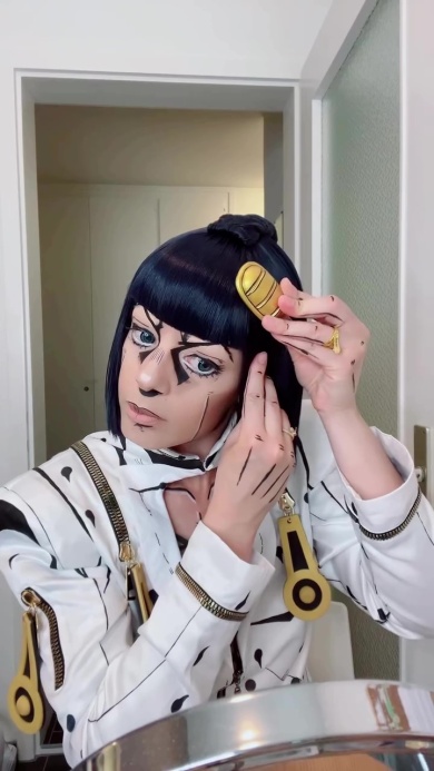 金色の髪飾りも忘れず