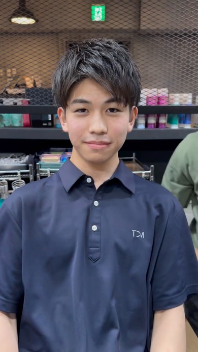 ヘアカットした後の高校生の姿