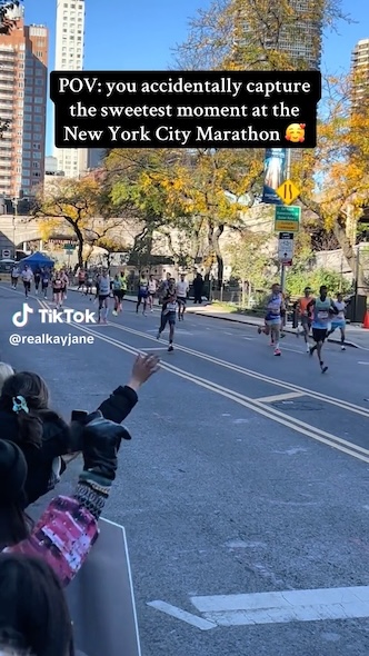 NYCマラソンを応援する沿道の様子