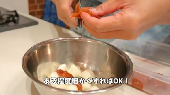 モッツァレラチーズに梅肉を入れる