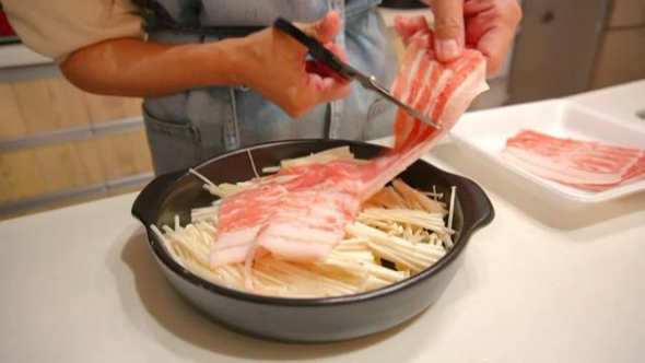 キッチンバサミで材料をカット