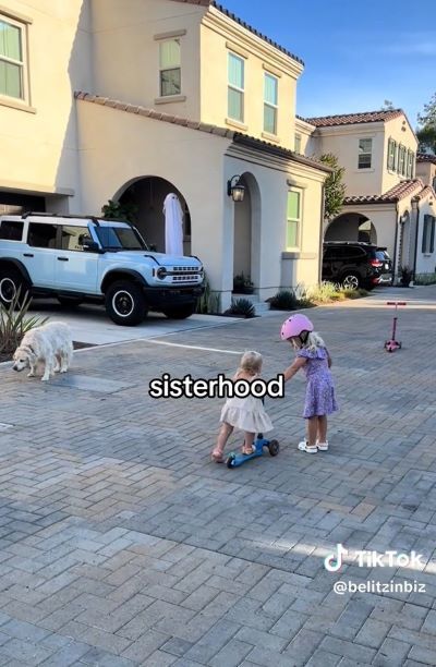 駆け寄ってくるお姉ちゃん