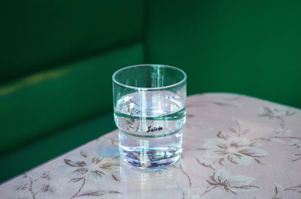 喫茶店の水