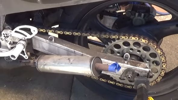 油で汚れているSUZUKI「RG400ガンマ」の車体後部