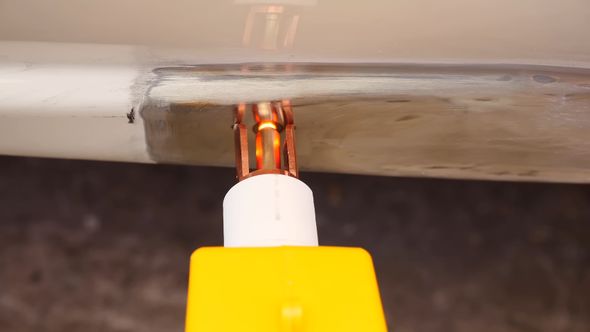 ステップにスタッド溶接機でピンを溶着させる