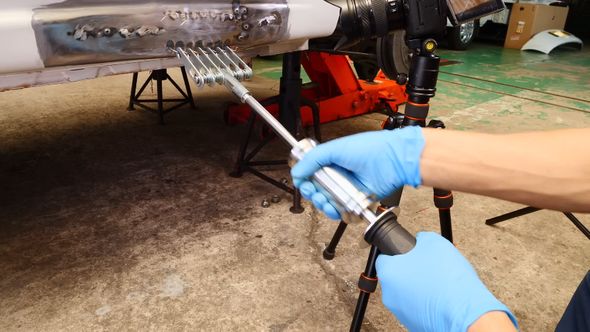 ステップに溶着させた波ワイヤーを引っ張ってへこみを直す