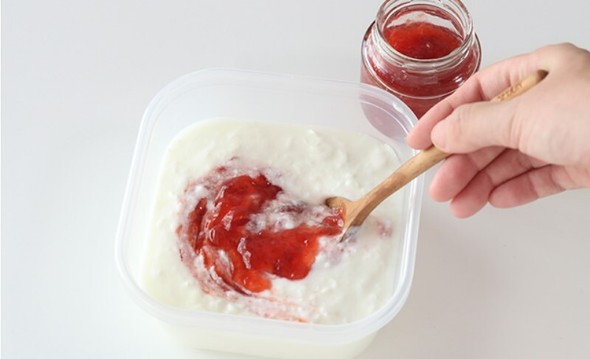 ヨーグルトにジャムを入れる画像