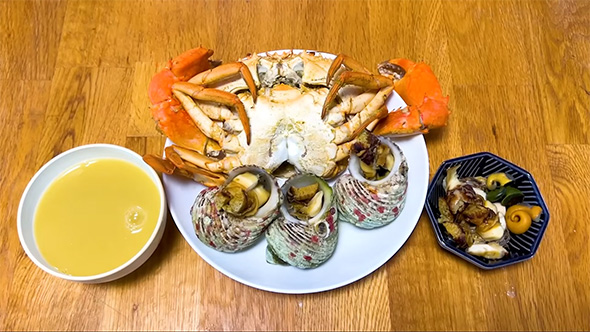ゆでカニとサザエのつぼ焼き、みそ汁