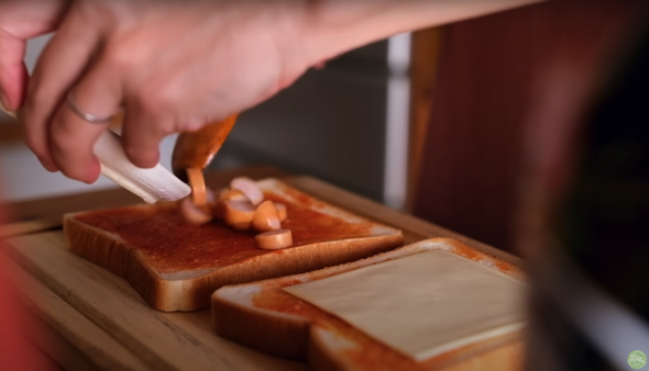 お昼ごはんは食パンがメイン
