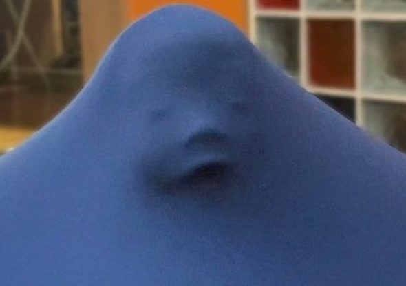 シーツをかぶって遊ぶ子ども顔アップ