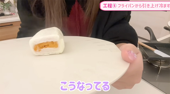 料理をする辻希美と娘の希空