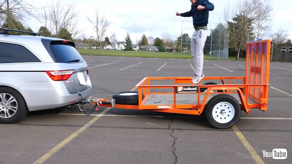 走行中の車の上でその場ジャンプ