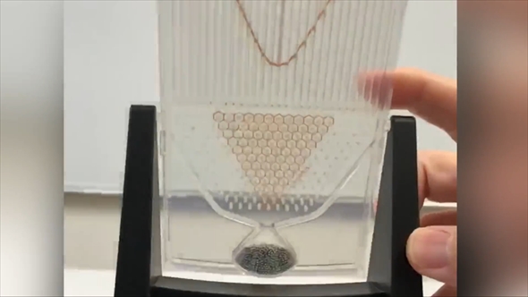 二項分布が正規分布になるゴルトンボード