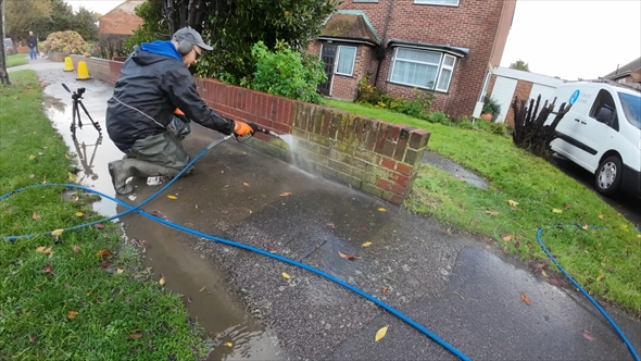 木が道路に飛び出した警告を受けた家の庭を手入れ