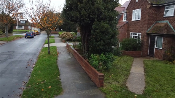 木が道路に飛び出した警告を受けた家の庭を手入れ