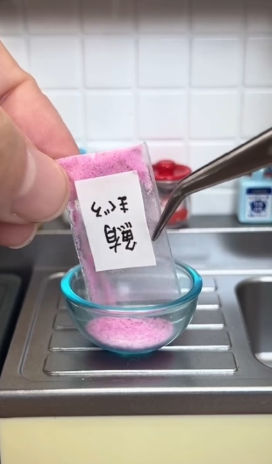 まぐろの粉を水で溶く