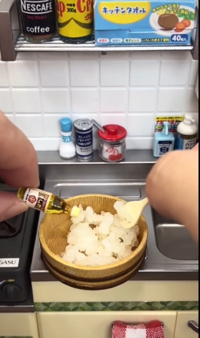 ごはんにすし酢をかける場面