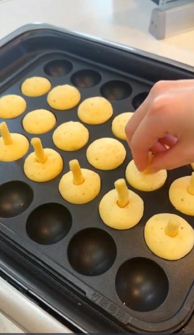 ポテロングを生地に刺す