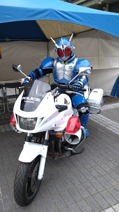 コスプレ姿で白バイ体験 → 警察官の“まさかの一言”に驚がく