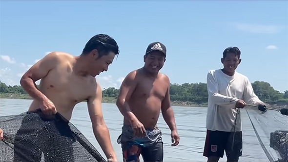 網を引き揚げる男性