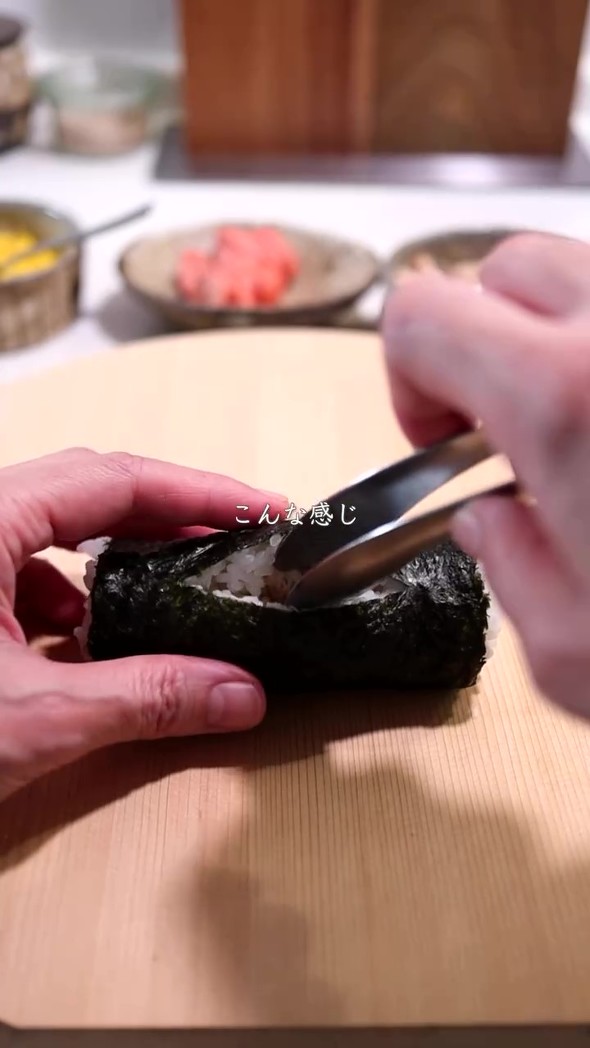 具があふれるロールおにぎり