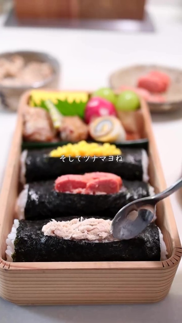 具があふれるロールおにぎり