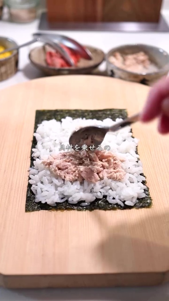 具があふれるロールおにぎり