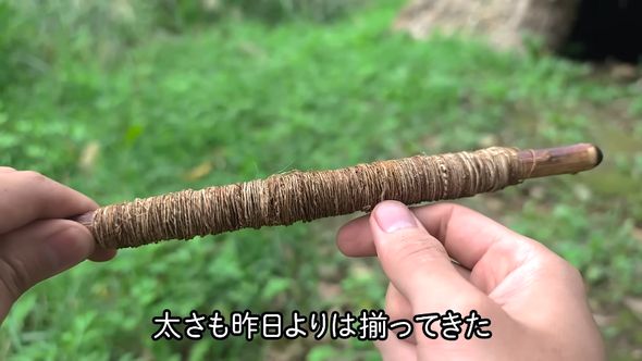 績む作業とよる作業を通じてできたカラムシ糸