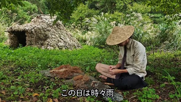 雨天のため木陰で糸を作る