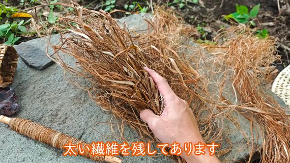 残しておいた太いカラムシ繊維を横糸にする