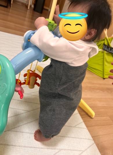 つかまり立ちをする赤ちゃん