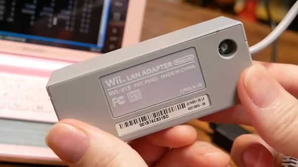 電子辞書をインターネットに接続させるため「Wii」のLANケーブル・アダプターを使う