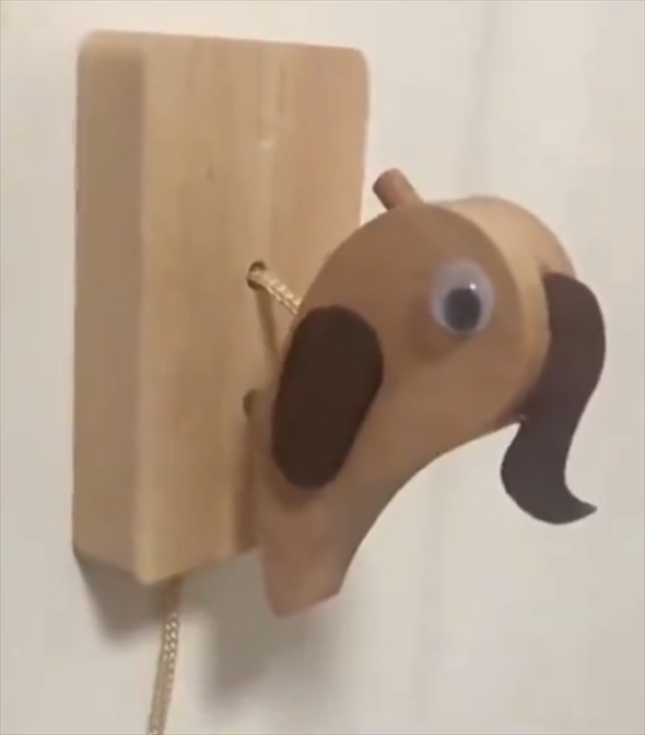 キツツキ型の木製ドアノッカー