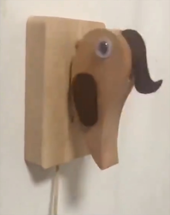 キツツキ型の木製ドアノッカー