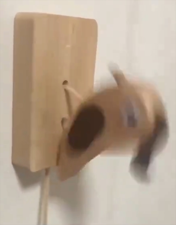 キツツキ型の木製ドアノッカー