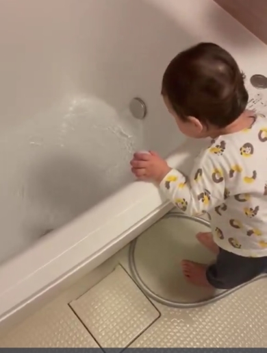 お湯張りの様子に驚く子ども