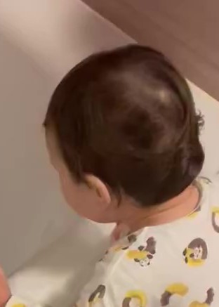 お湯張りの様子に驚く子ども